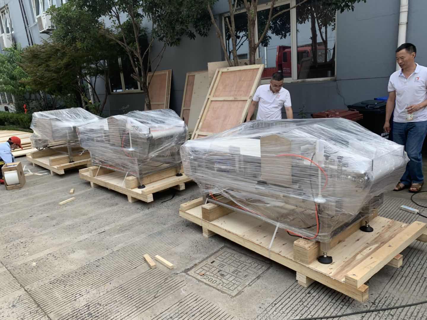 菲律宾知名食品公司在我司订购的灌装生产机装柜发货